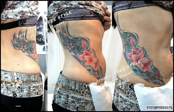 Фотография татуировки под названием «Цветы сбоку тела девушки»
