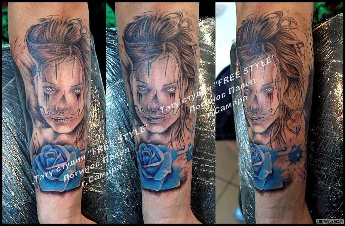 Фотография татуировки под названием «Девушка чикано с синей розой на предплечье»