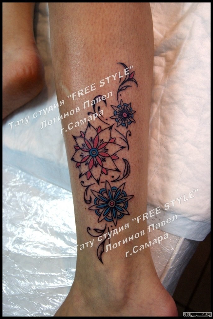 Фотография татуировки под названием «Цветочки на голени»