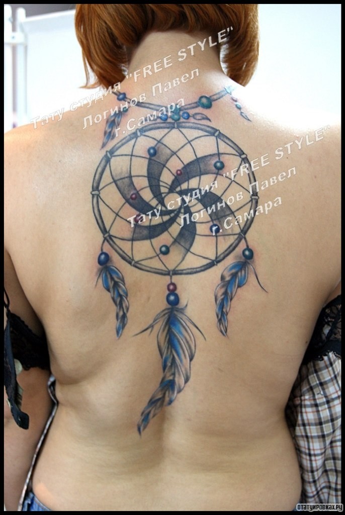 Фотография татуировки под названием «Большой ловец снов на спине девушки»