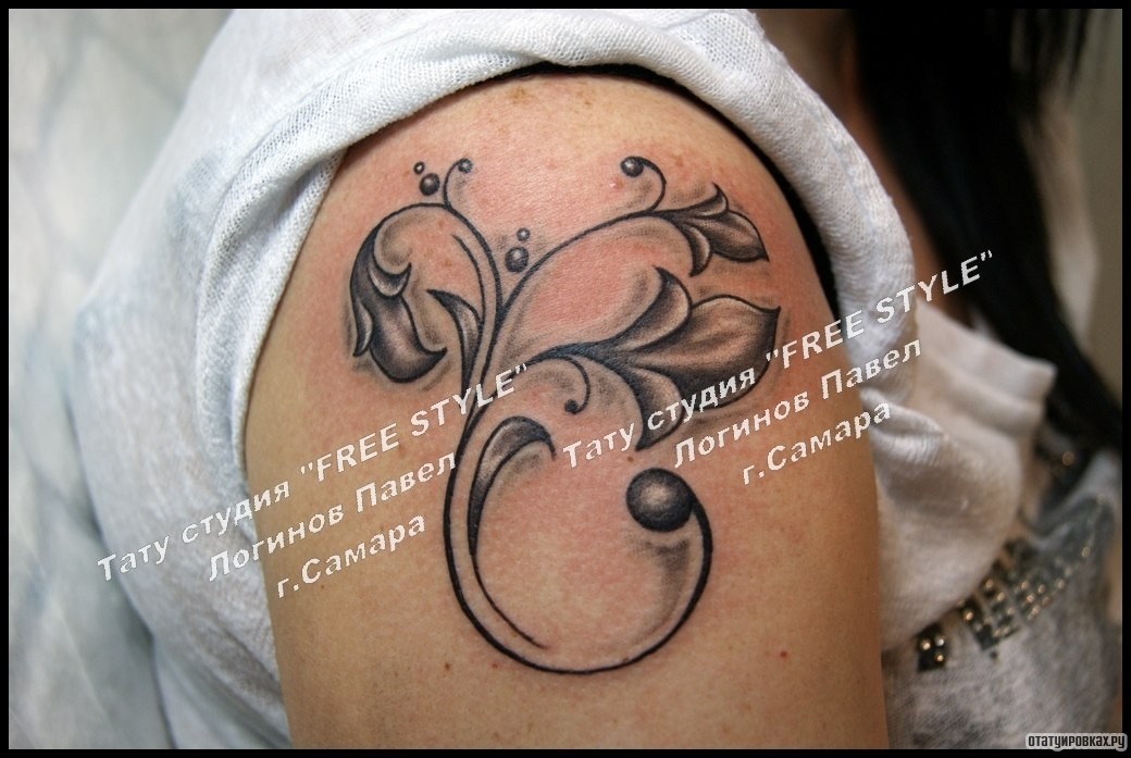 Фотография татуировки под названием «Узор на плече девушки»