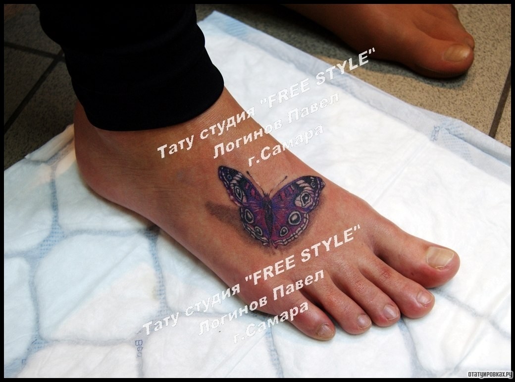 Фотография татуировки под названием «Сиреневая бабочка 3д на ступне»