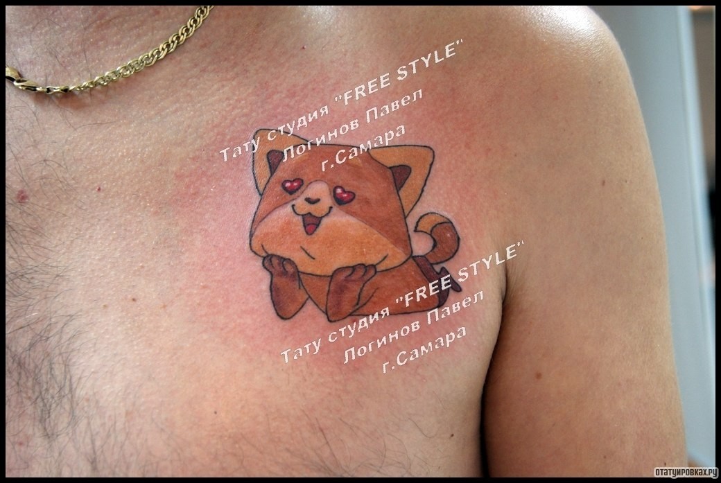 Фотография татуировки под названием «Мультяшный рыжий котик на груди»