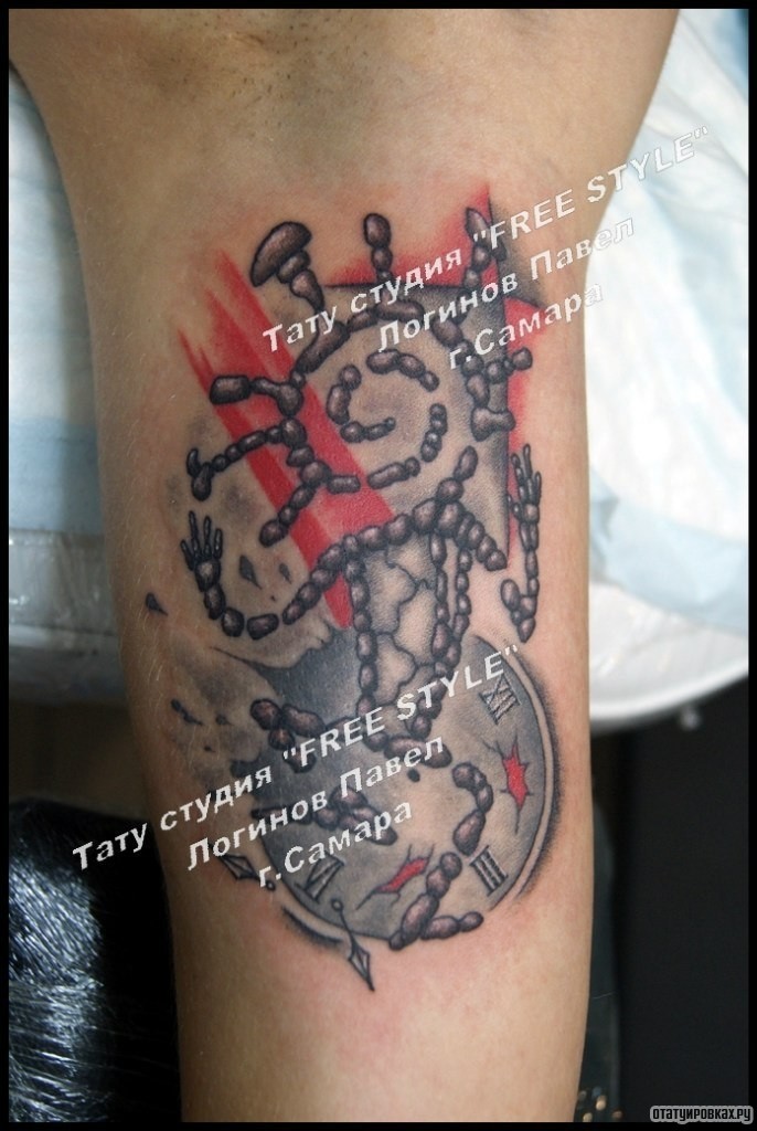 Фотография татуировки под названием «Кокопелли с часами на бицепсе»