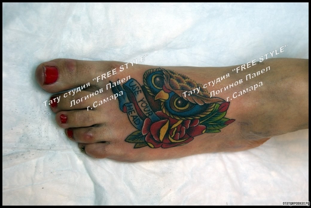 Фотография татуировки под названием «Сова с лентой и надписью на ступне»