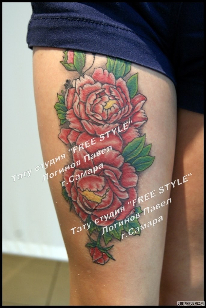 Фотография татуировки под названием «Два цветка пиона на бедре»