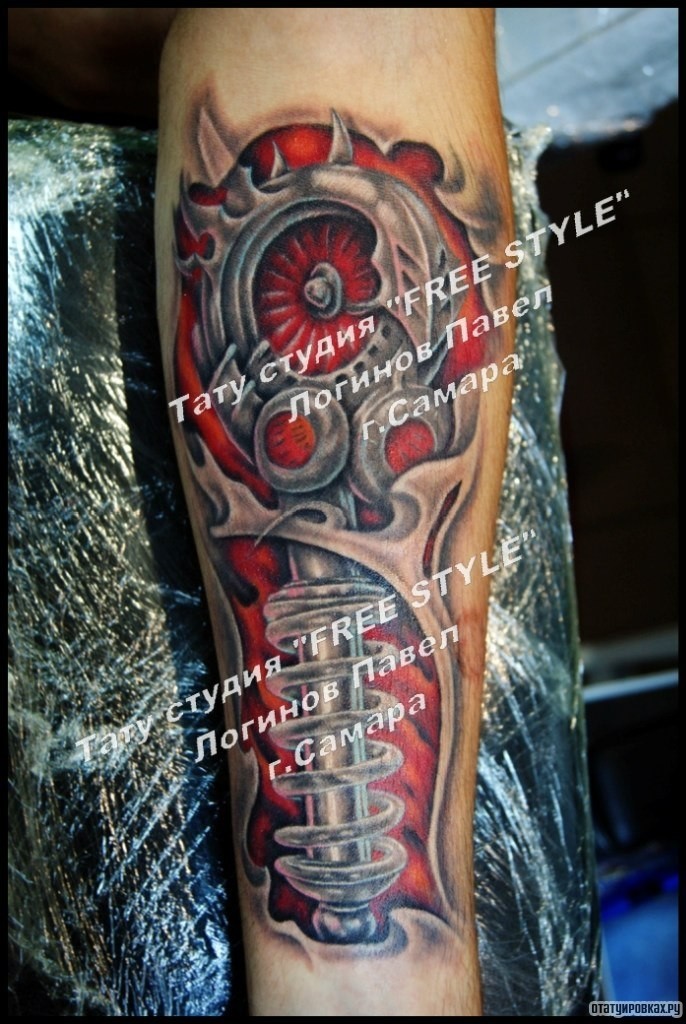 Фотография татуировки под названием «Органика и биомеханика на предплечье»