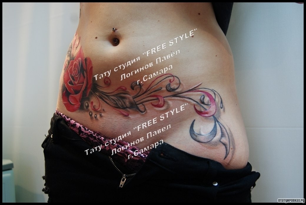 Фотография татуировки под названием «Роза с узором на животе»