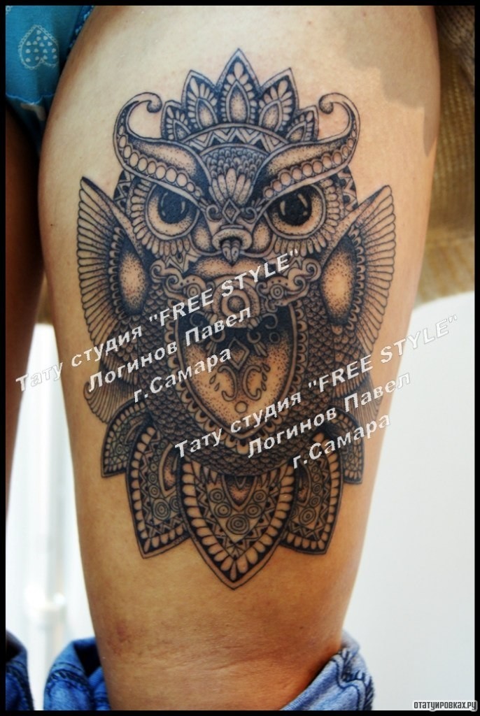 Фотография татуировки под названием «Сова как узор на бедре девушки»