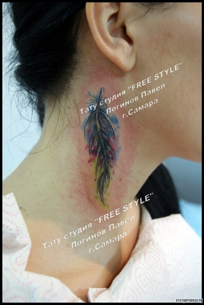 Фотография татуировки под названием «Перо акварель на шее девушки»
