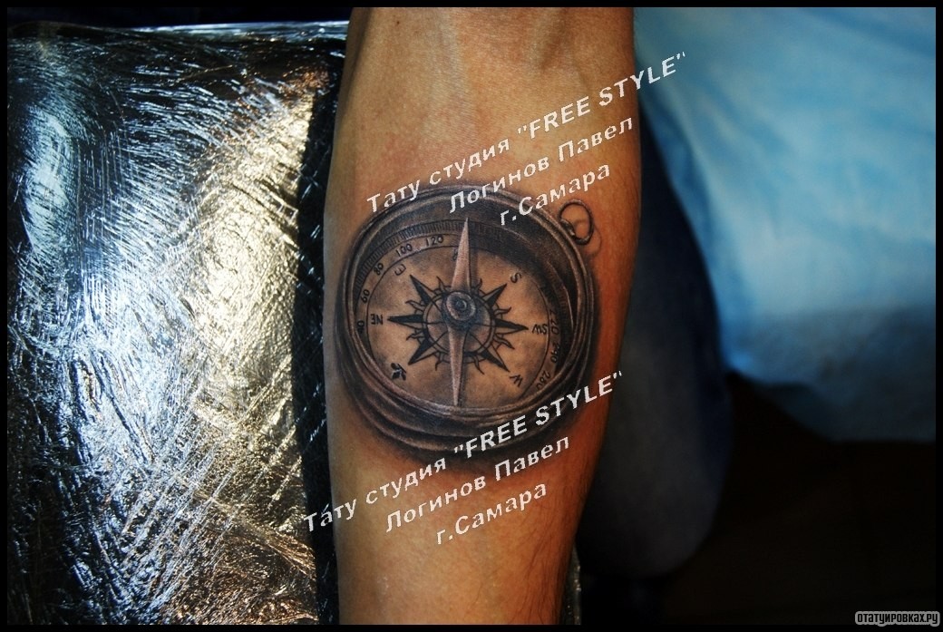 Фотография татуировки под названием «Компас 3д на предплечье»