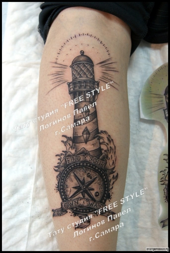 Фотография татуировки под названием «Маяк и компас на голени»