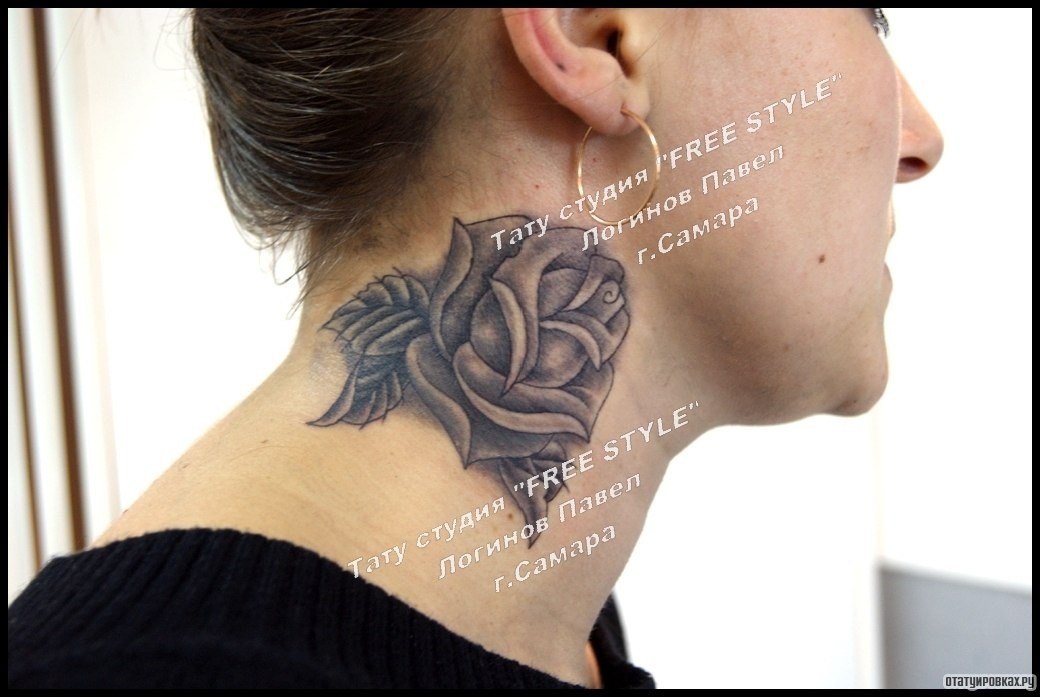 Фотография татуировки под названием «Роза на шее девушки»