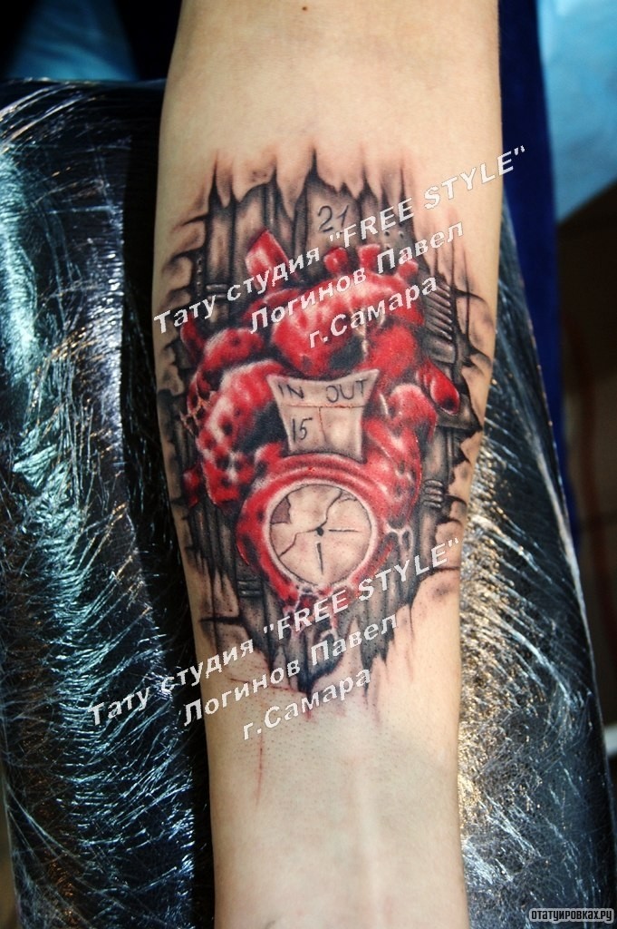 Фотография татуировки под названием «Сердце под кожей на предплечье»