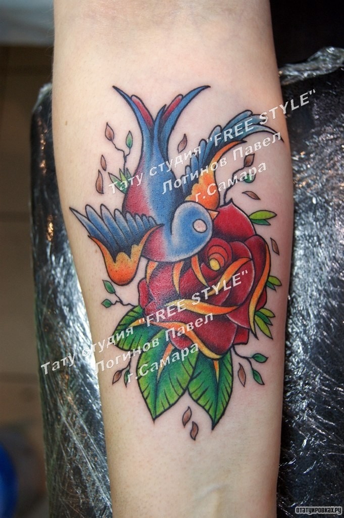 Фотография татуировки под названием «Лосточка и роза на предплечье»