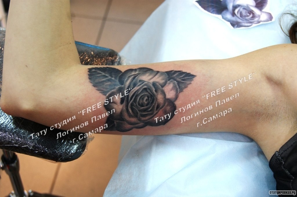 Фотография татуировки под названием «Черная роза на бицепсе девушки»