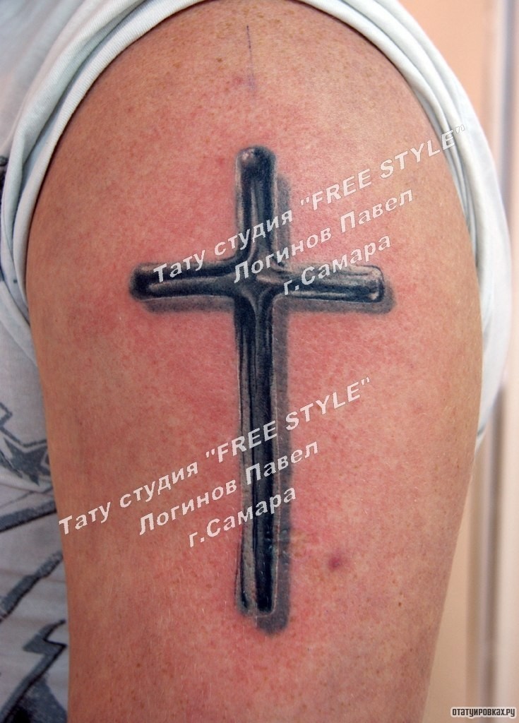 Фотография татуировки под названием «Крест на плече»