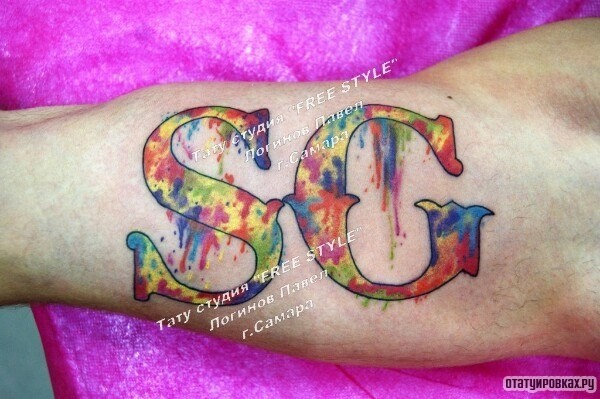 Фотография татуировки под названием «SG буквы на бицепсе»