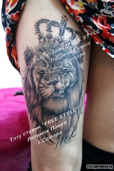 Фотография татуировки под названием «Ухмылка льва в короне на бедре»