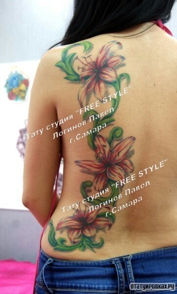 Фотография татуировки под названием «Три лилии на спине девушки»