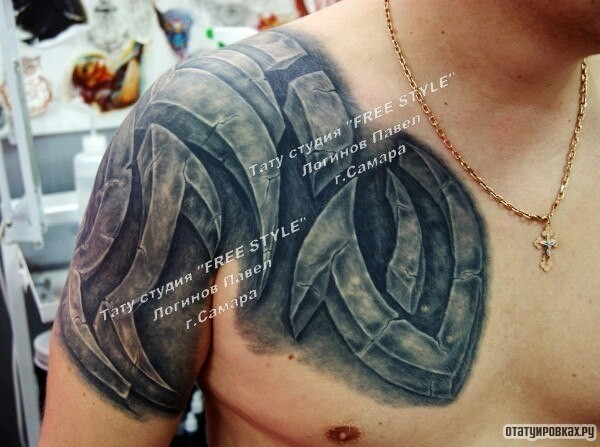 Фотография татуировки под названием «Трайбл узор на плече и груди»