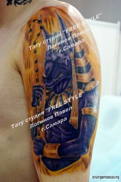 Фотография татуировки под названием «Сфинкс в фиолетовом цвете на плече»