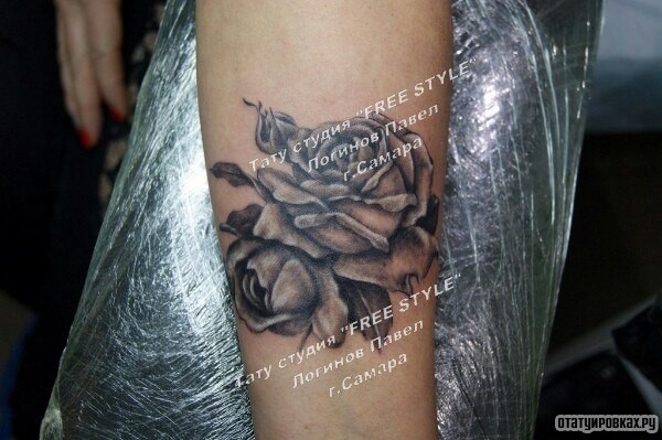 Фотография татуировки под названием «Две розы чб на предплечье»
