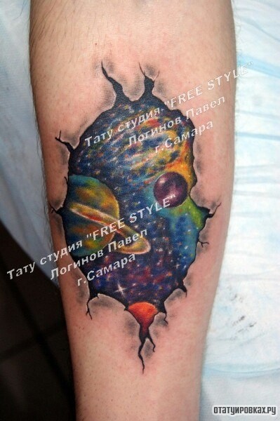 Фотография татуировки под названием «Космос с планетами под кожей, тату на предплечье»