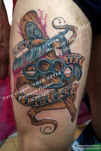 Фотография татуировки под названием «Бита, кастеты и бритва на бедре»