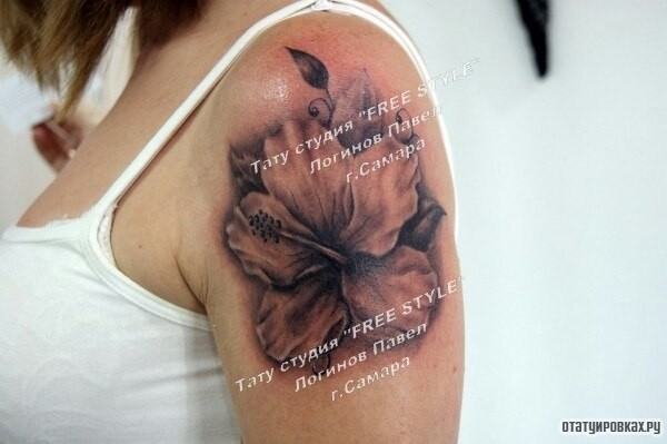 Фотография татуировки под названием «Белый цветок на плече девушки»