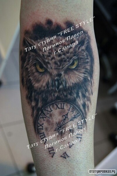 Фотография татуировки под названием «Сова с часами на предплечье»
