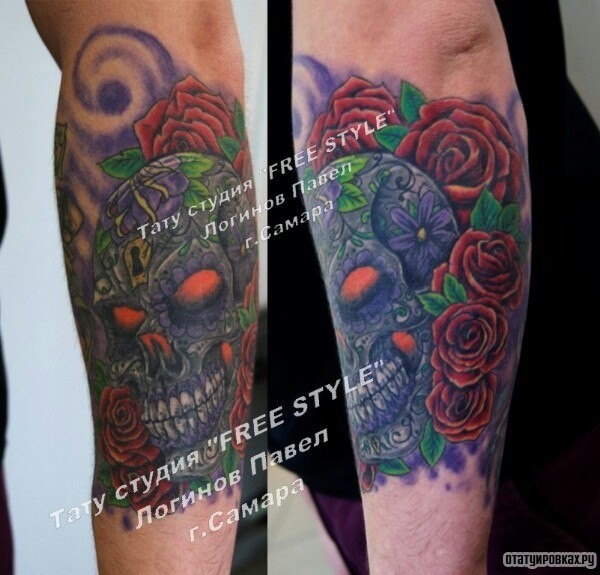 Фотография татуировки под названием «Череп с розами на предплечье»