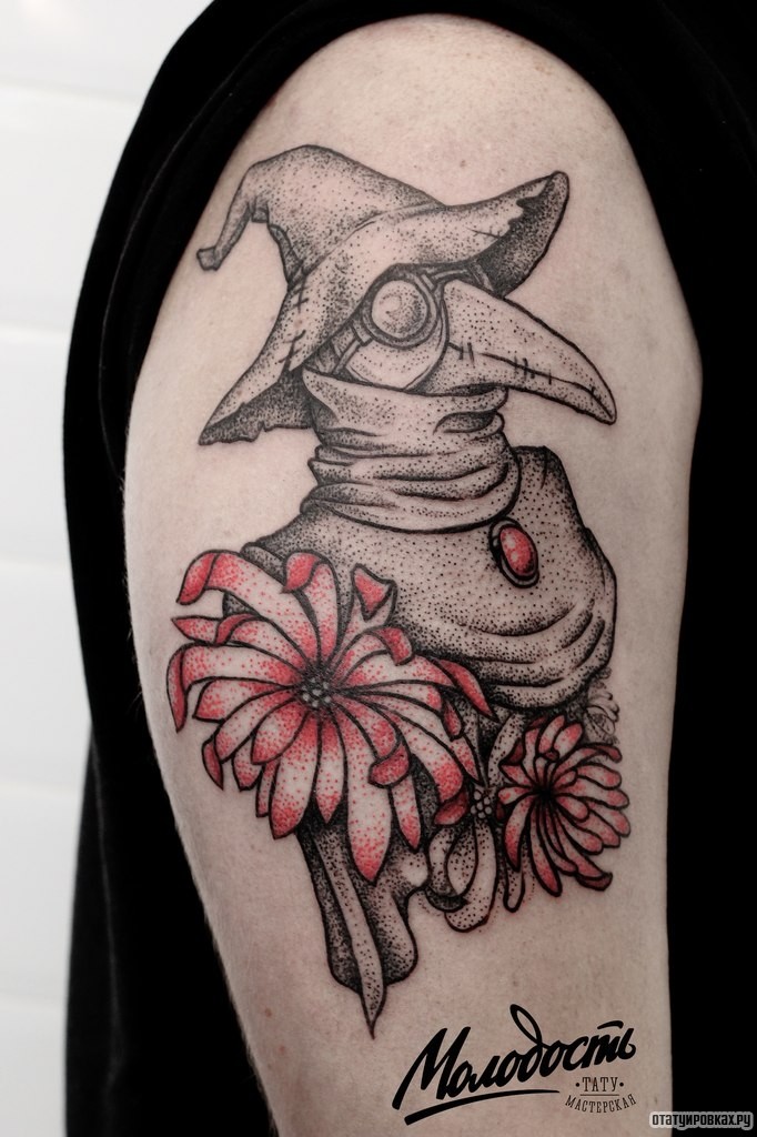 Фотография татуировки под названием «Чумной доктор с красным цветком»