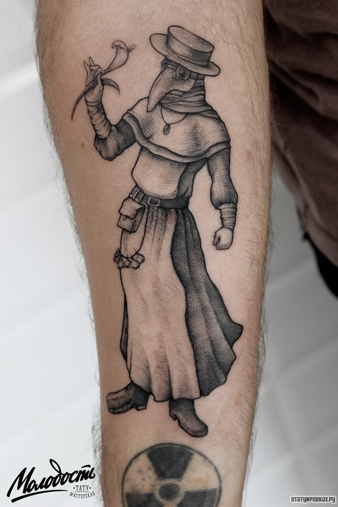 Фотография татуировки под названием «Чумной доктор»