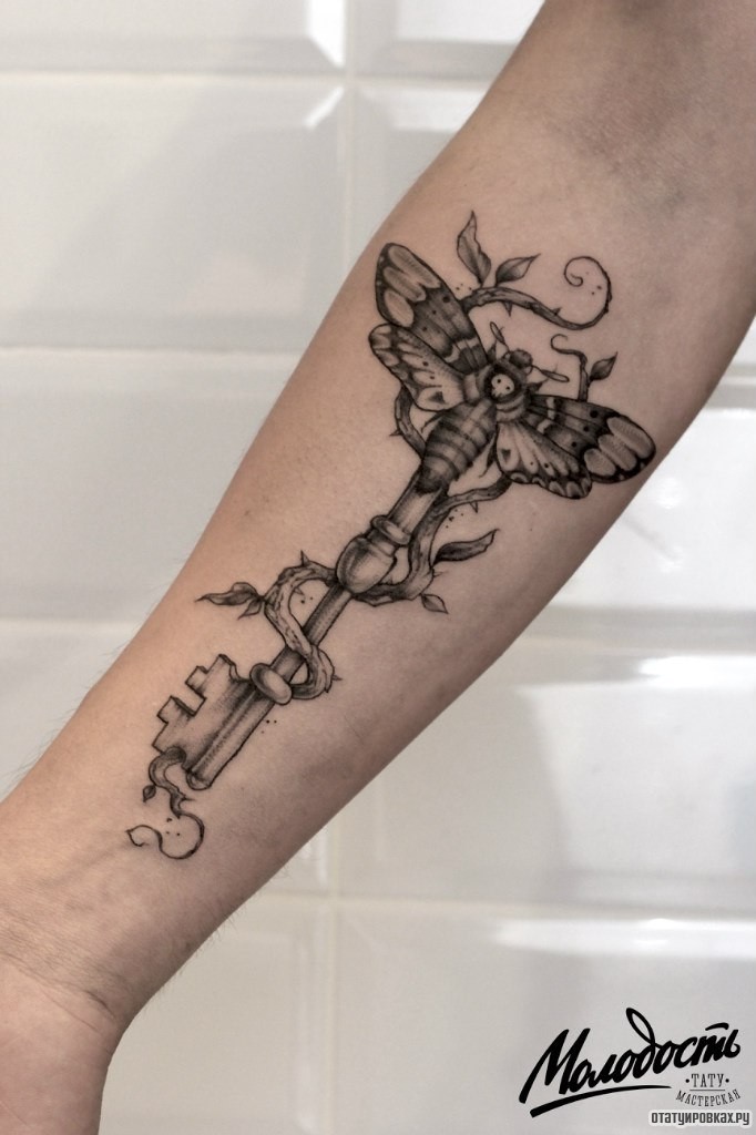 Фотография татуировки под названием «Ключ и бабочка»