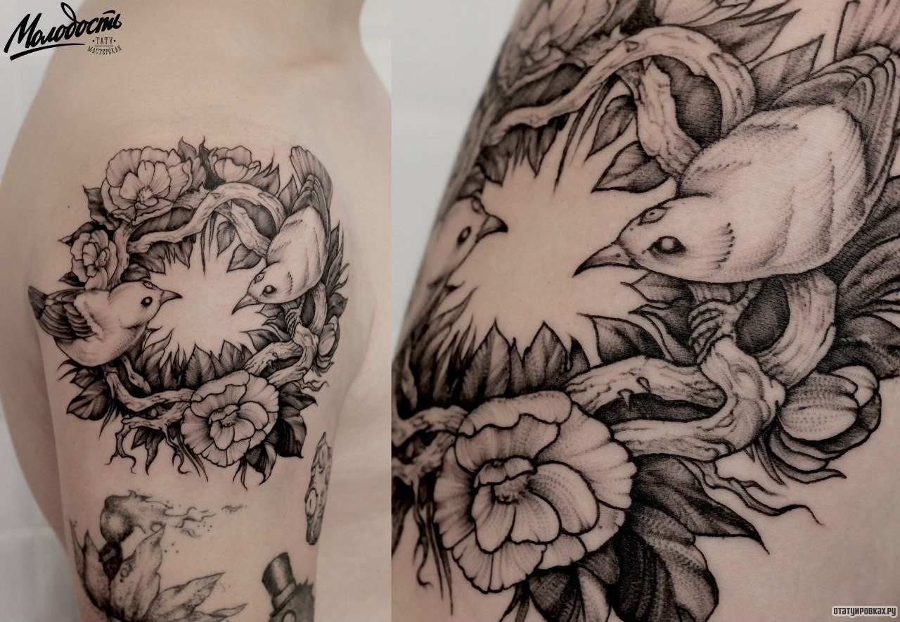 Фотография татуировки под названием «Птички в гнезде из цветов»