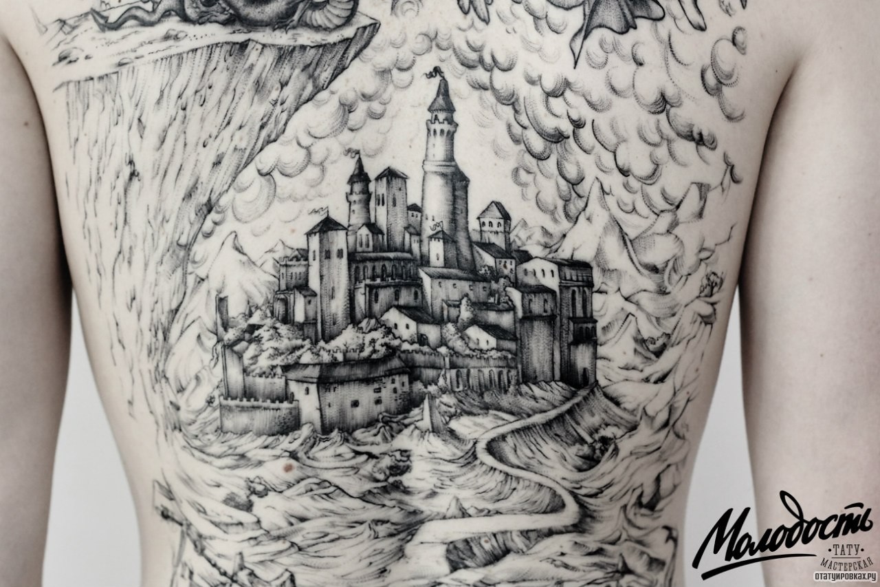 Фотография татуировки под названием «Замок с горами и скалами»