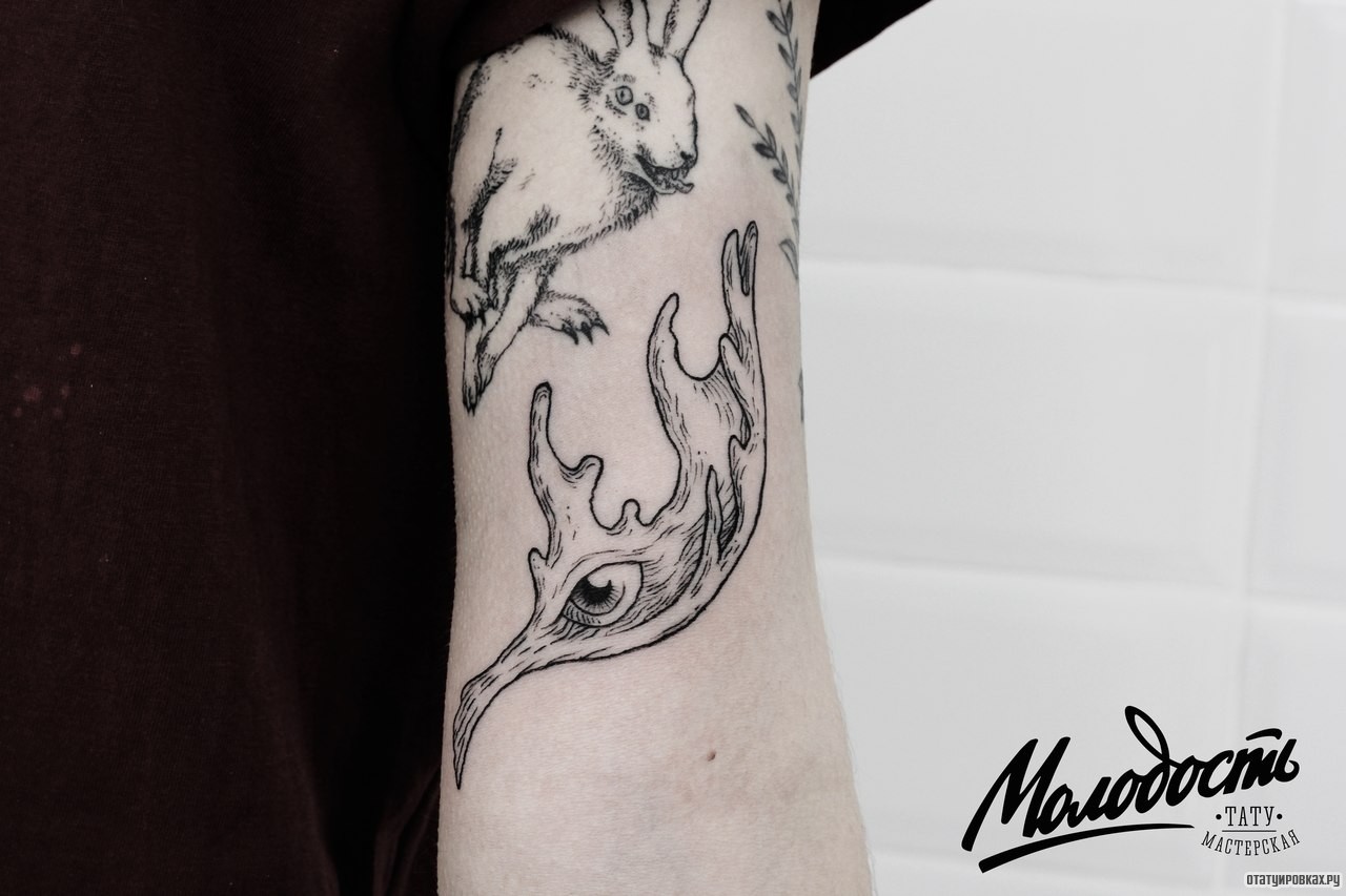 Фотография татуировки под названием «Кролик и лист с глазом»