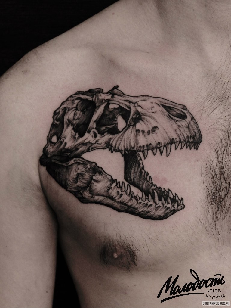 Фотография татуировки под названием «Череп динозавра»
