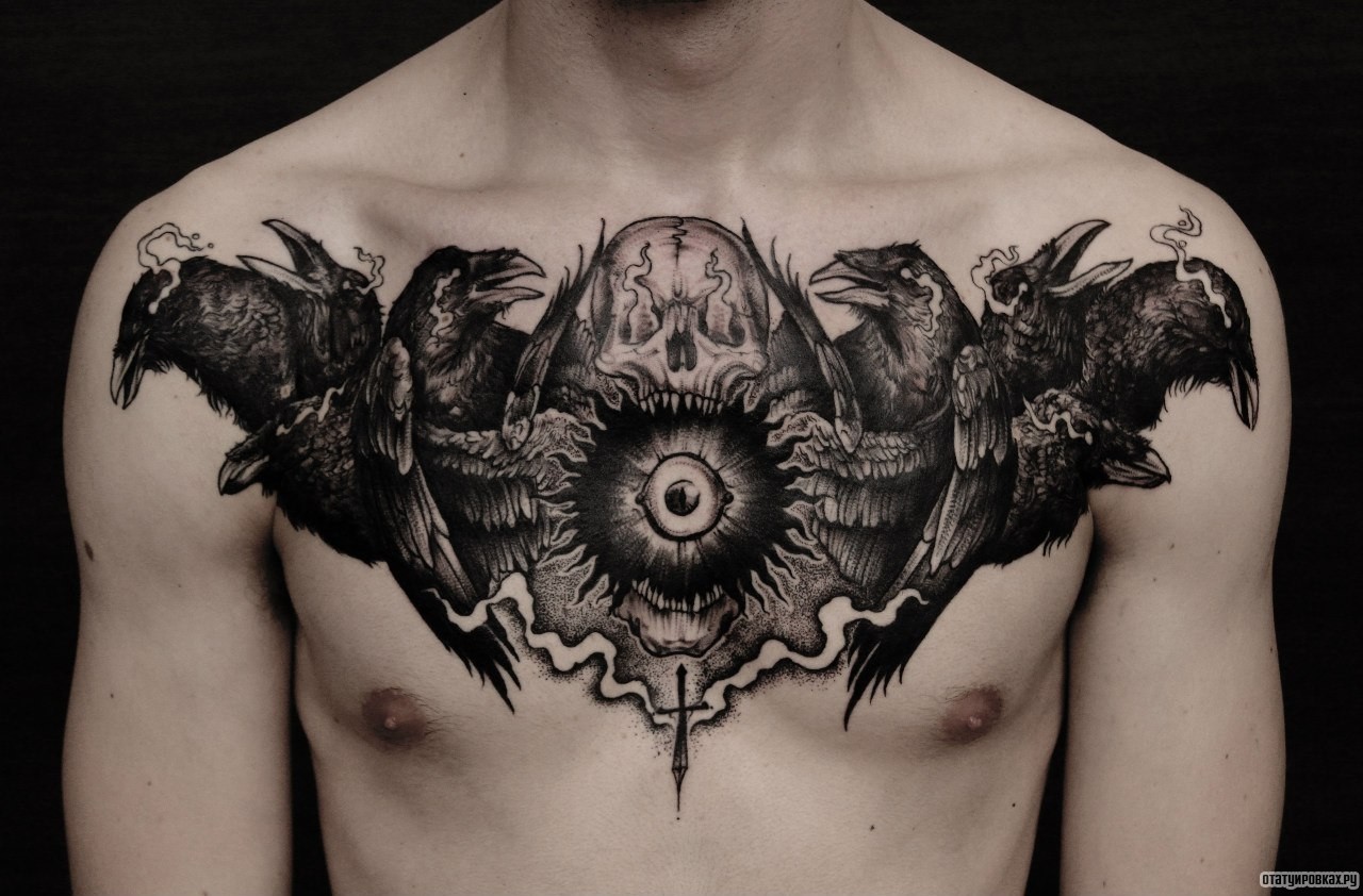 Фотография татуировки под названием «Вороны с черепом и глазом»