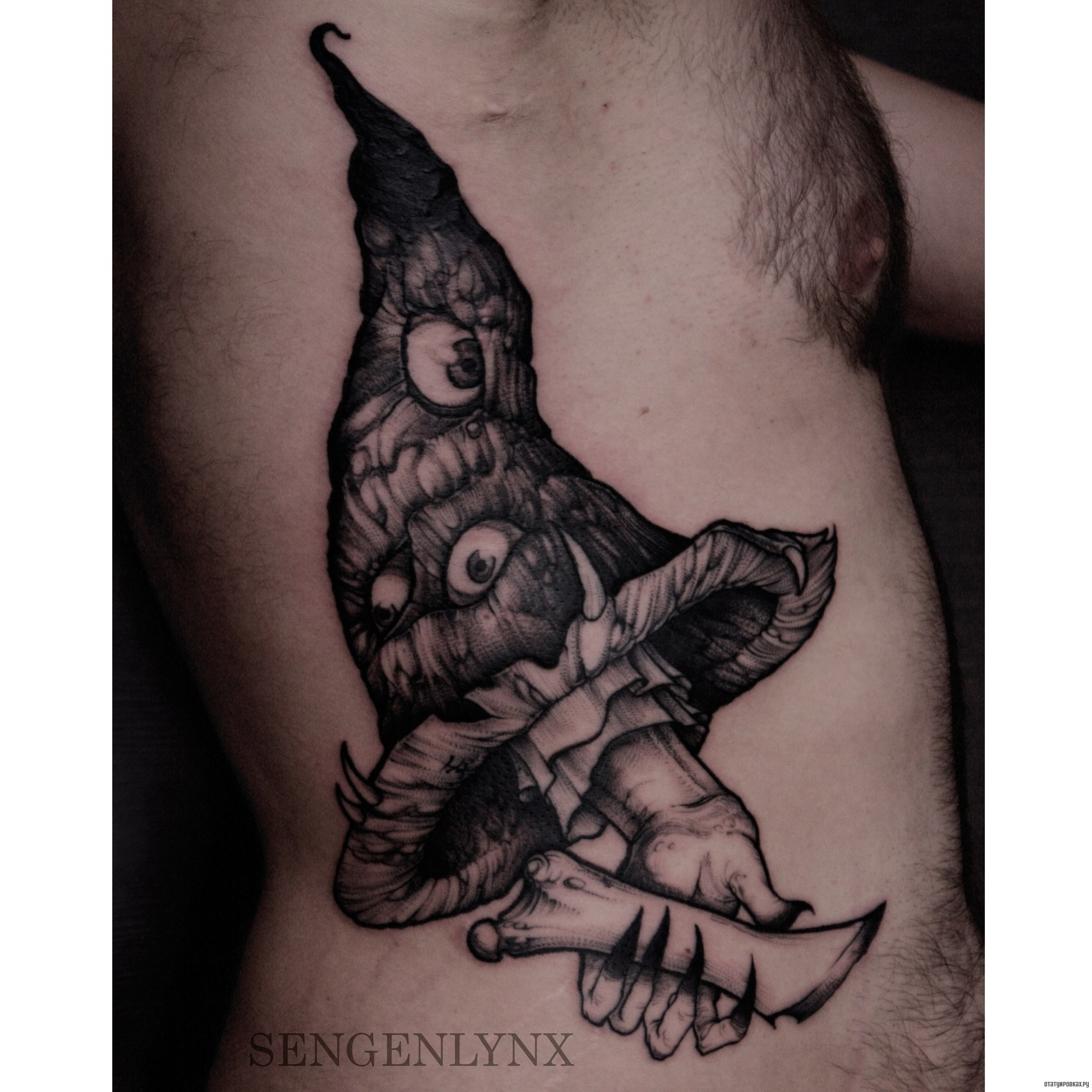 Фотография татуировки под названием «Шляпа волшебника с костью в руках»