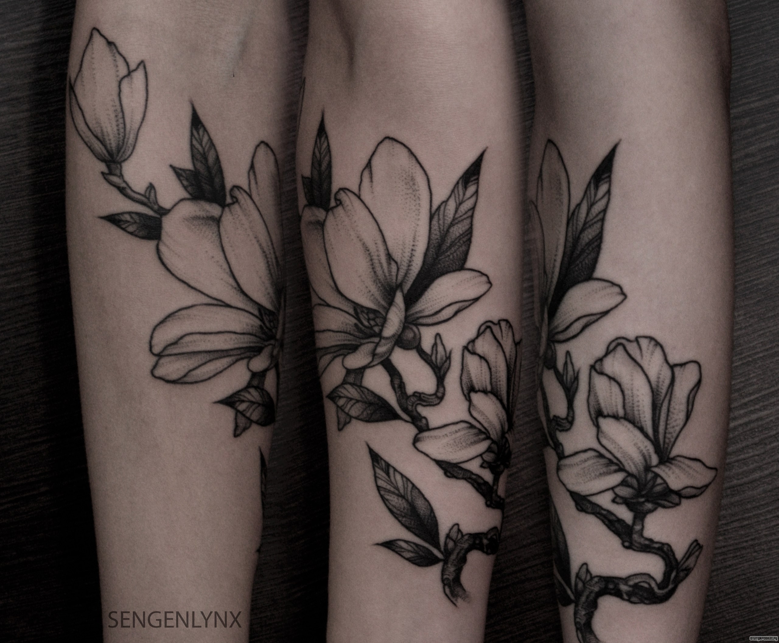 Фотография татуировки под названием «Белые цветы»