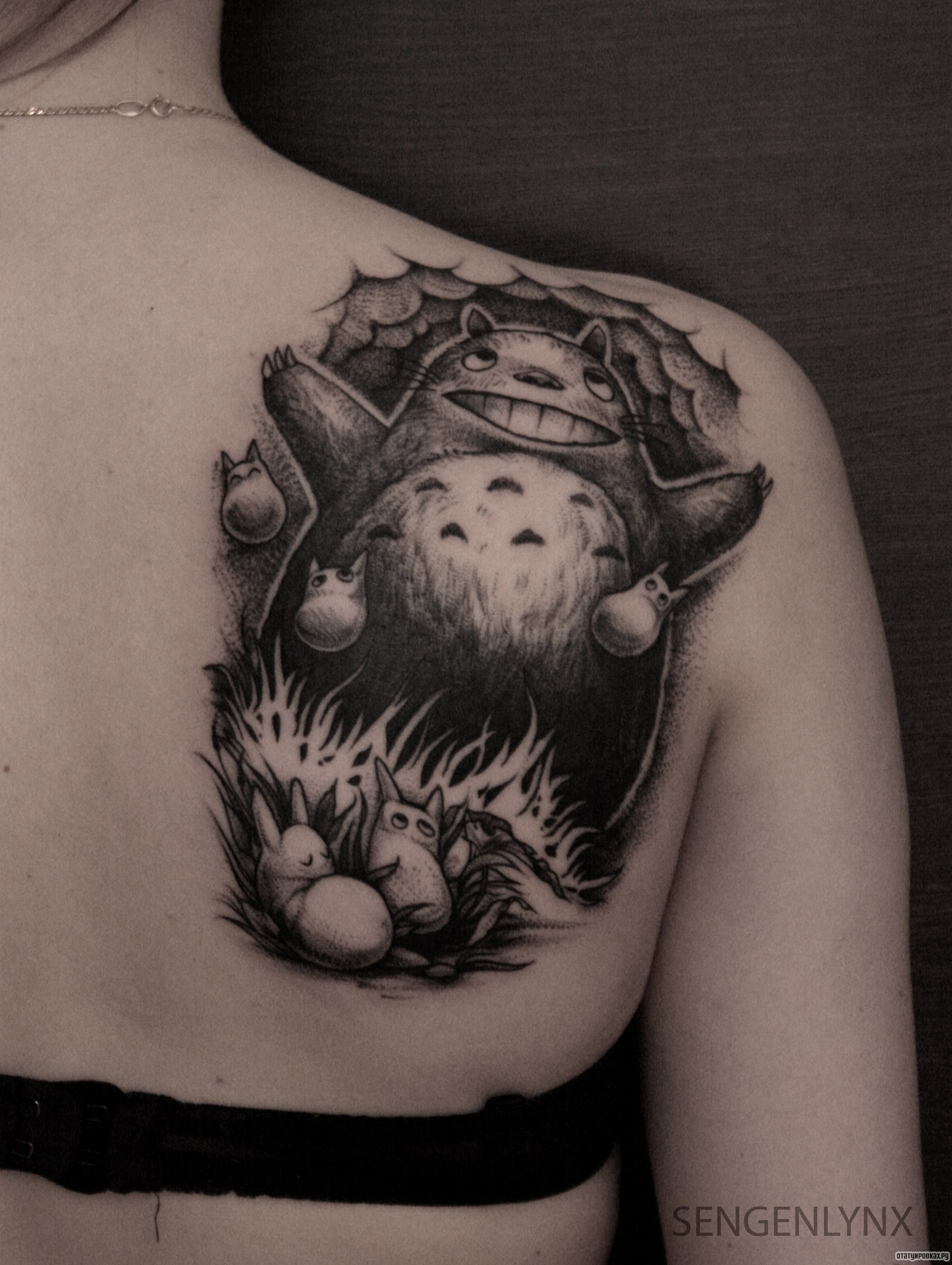 Фотография татуировки под названием «Мультяшные зверьки в траве»
