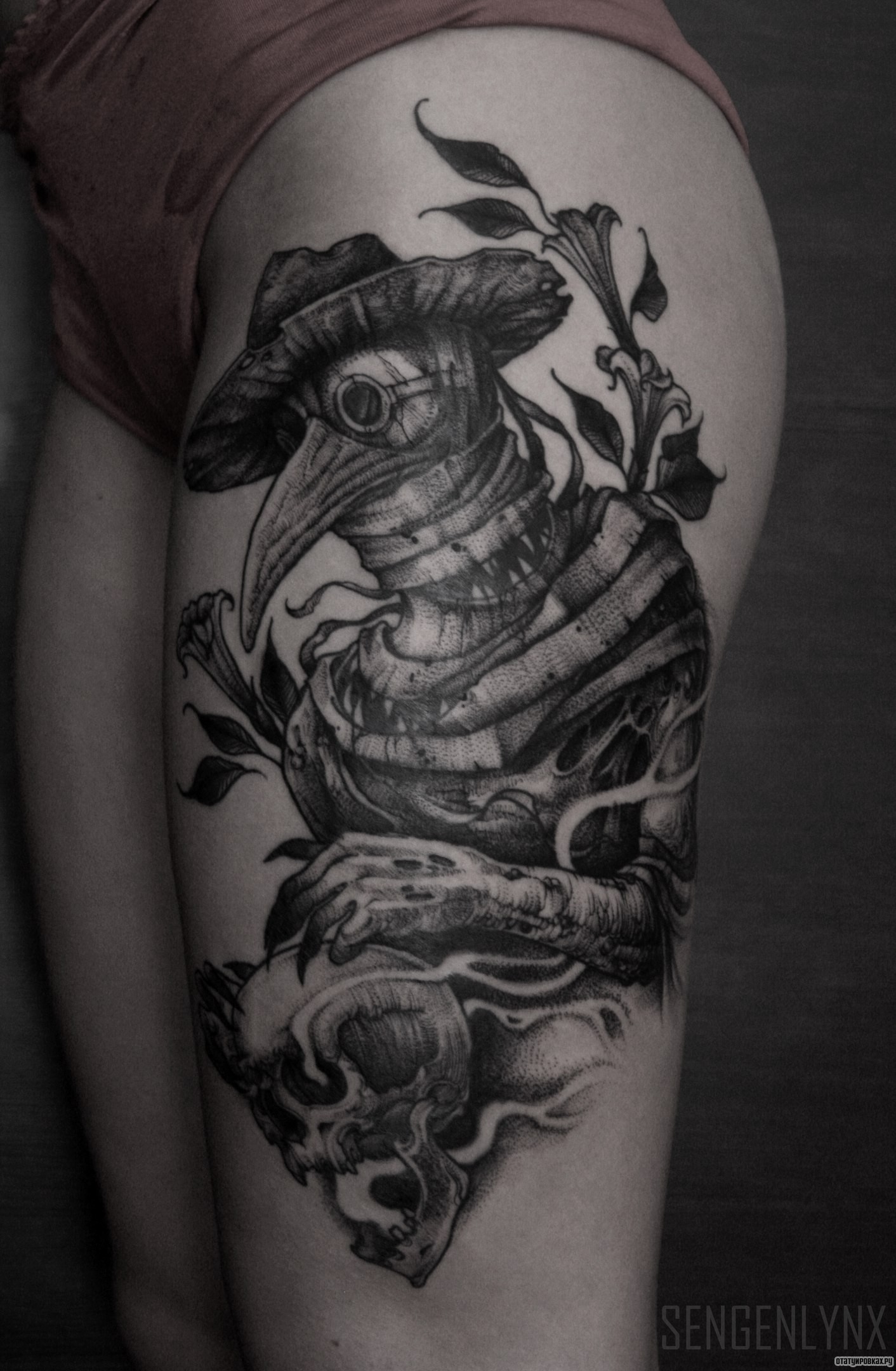 Фотография татуировки под названием «Ворон в шляпе с черепом»