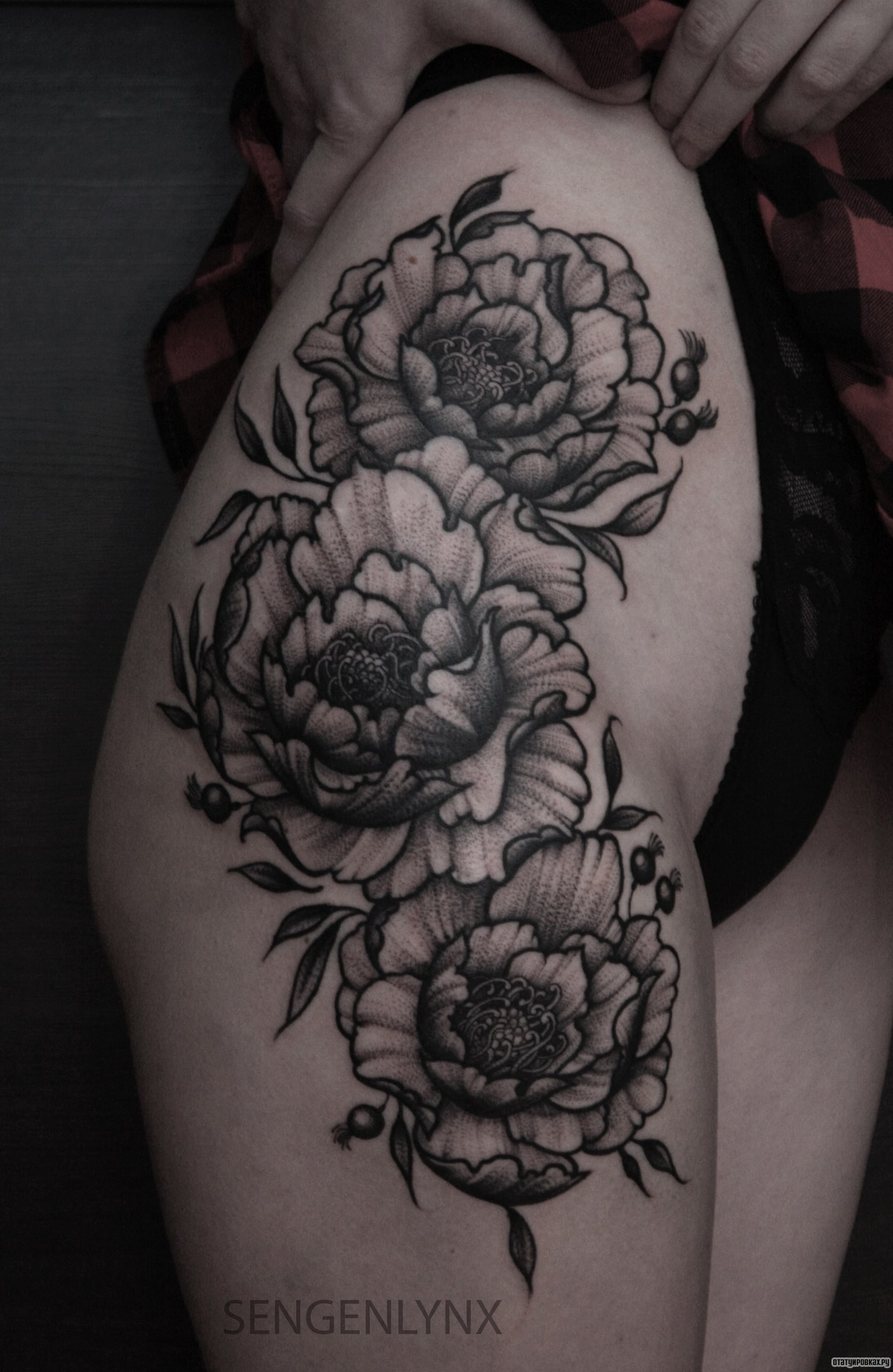 Фотография татуировки под названием «Три цветка плюмерия»