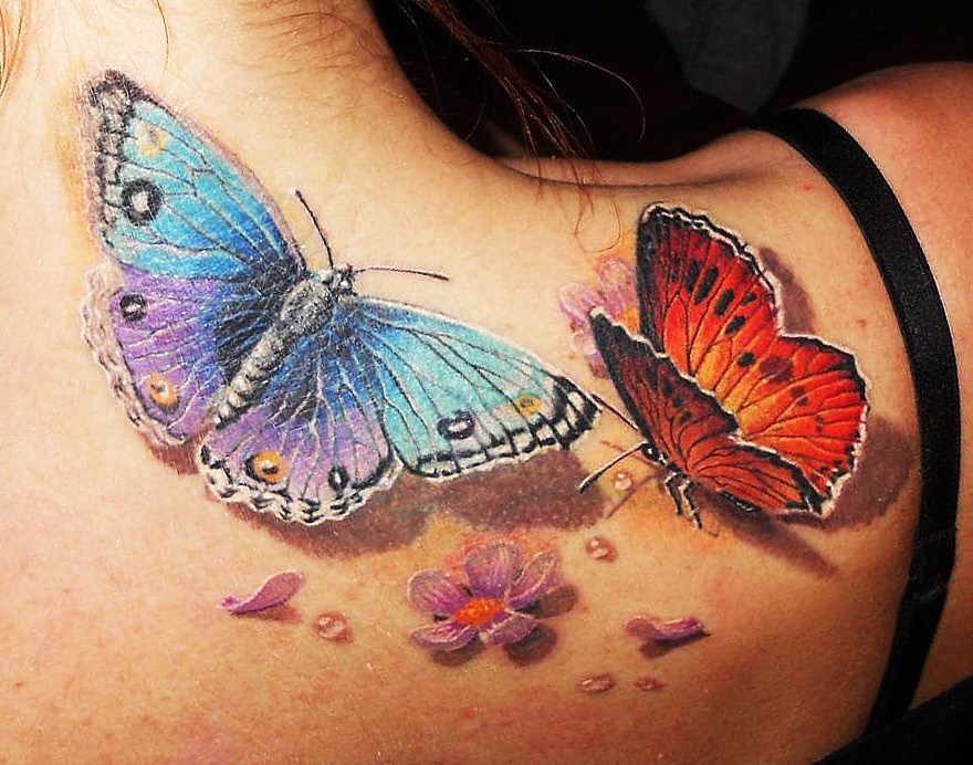 Татуировка бабочек на лопатке у девушки