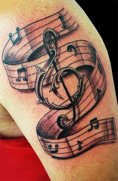 Музыкальная татуировка в виде скрипичного ключа и нот