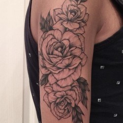 Несколько роз на плече