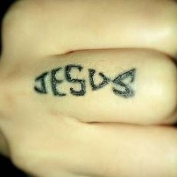 Jesus надпись на пальцах