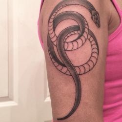 Змея завивается на плече